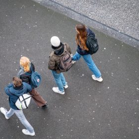 Adolescenti con zaino camminano