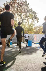 Alcune persone praticano attività fisica assieme