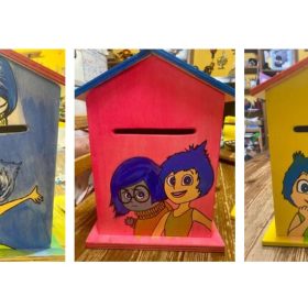Tre cassette di legno, ciascuna decorata con i personaggi Felicità e Tristezza di Inside Out